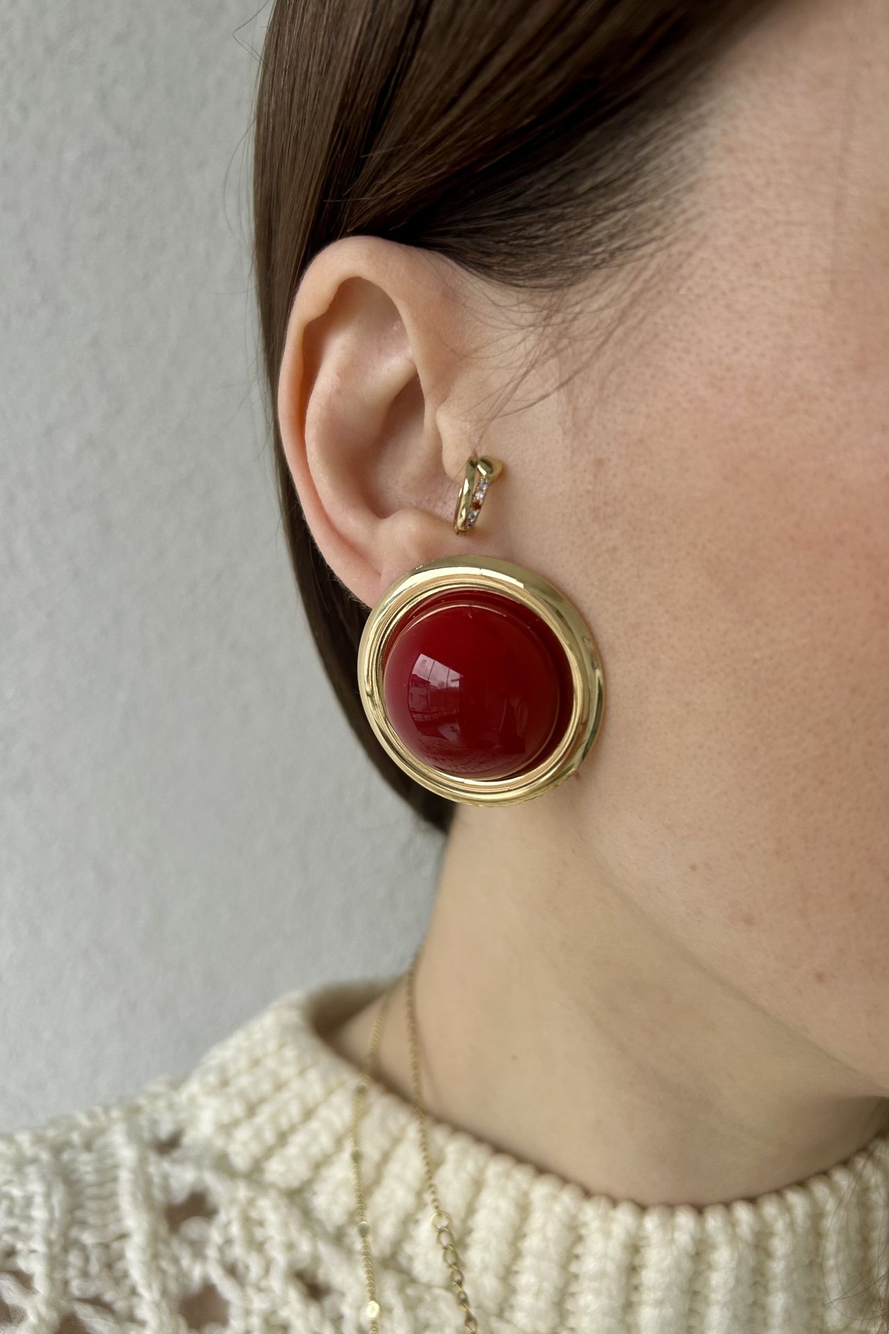 Gold Çerçeveli Yuvarlak Küpe Bordo