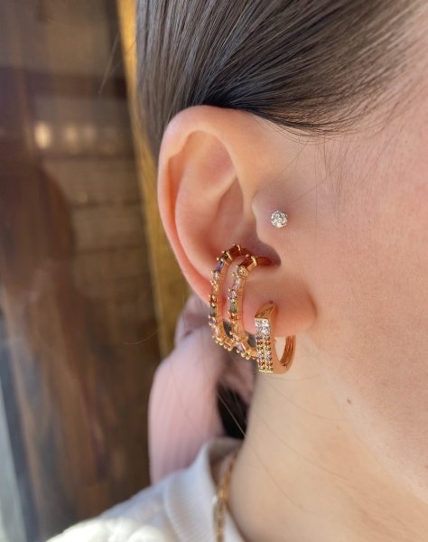 VIP Seri Önü Beyaz Tek ve Minik Renkli Taşlı Halka Küpe