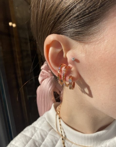 VIP Seri Önü Beyaz Tek ve Minik Renkli Taşlı Halka Küpe