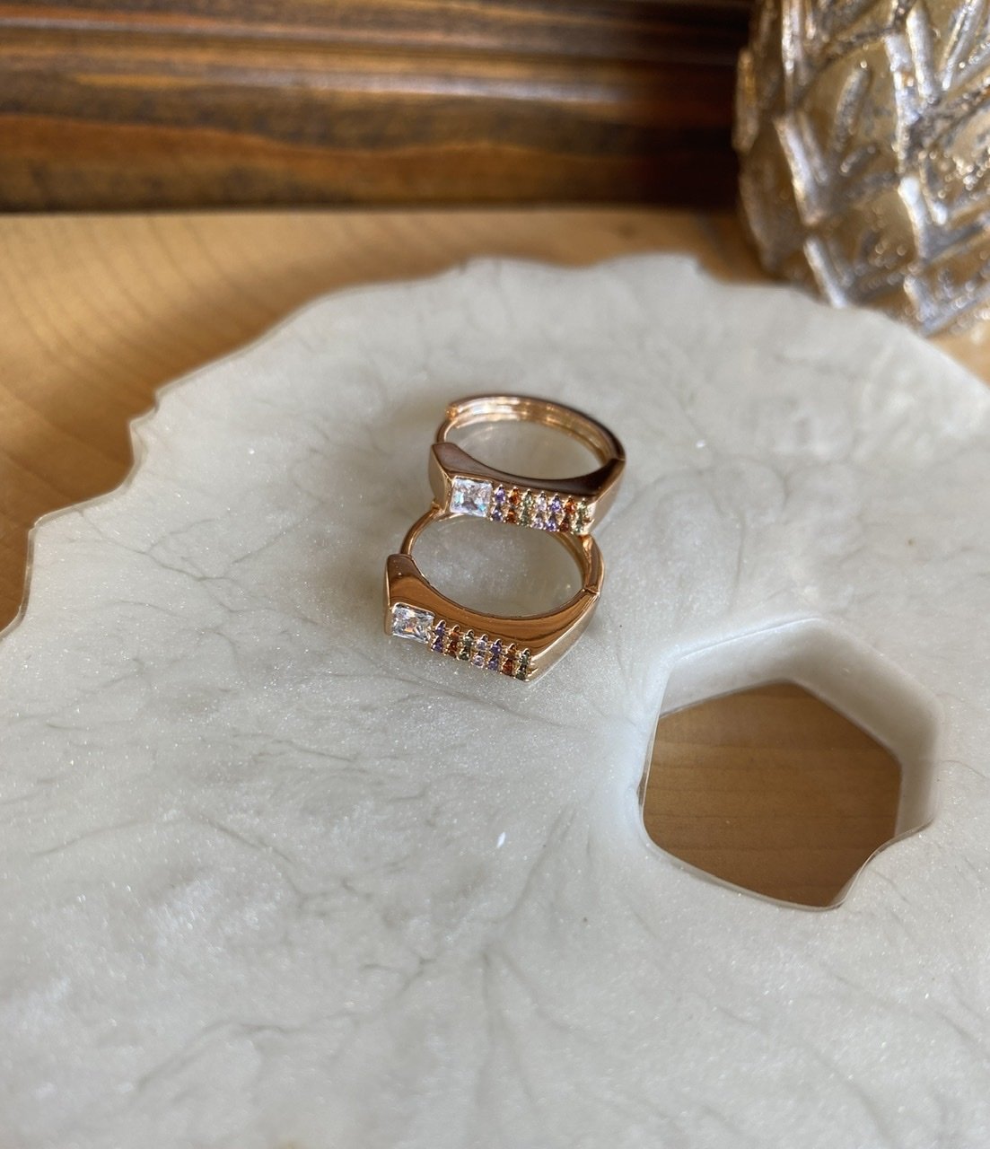 VIP Seri Önü Beyaz Tek ve Minik Renkli Taşlı Halka Küpe