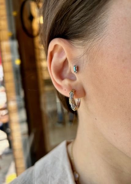 Taş İşlemeli Çarpı Detay Premium Halka Küpe