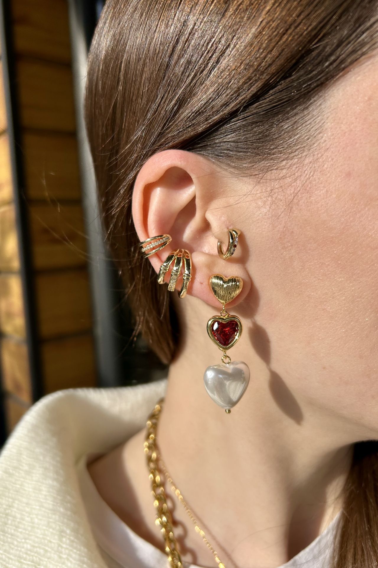 Sıra Kalpli Taş ve İnci Detay Premium Küpe