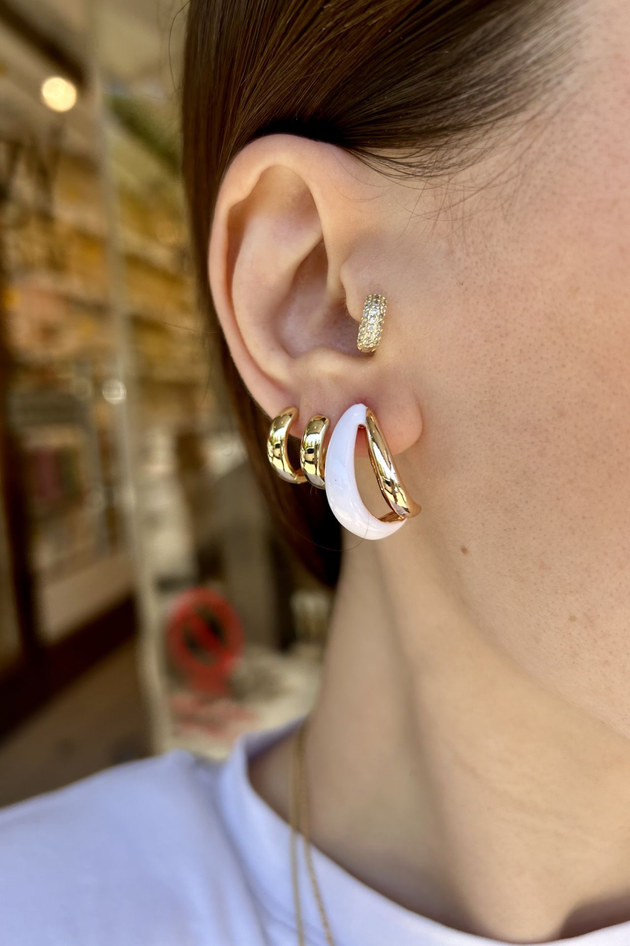 Çift Şeritli Mineli Oval Küpe Beyaz