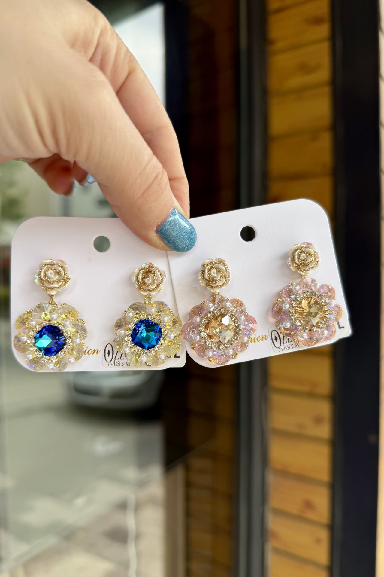 Sedefli Gül Detay Kristal Taşlı Çiçek Küpe