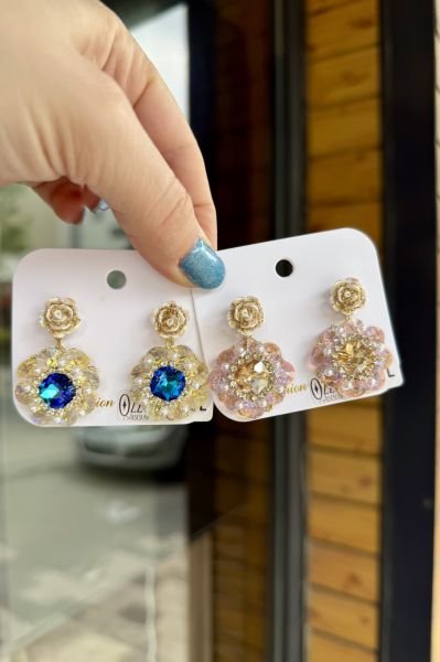 Sedefli Gül Detay Kristal Taşlı Çiçek Küpe