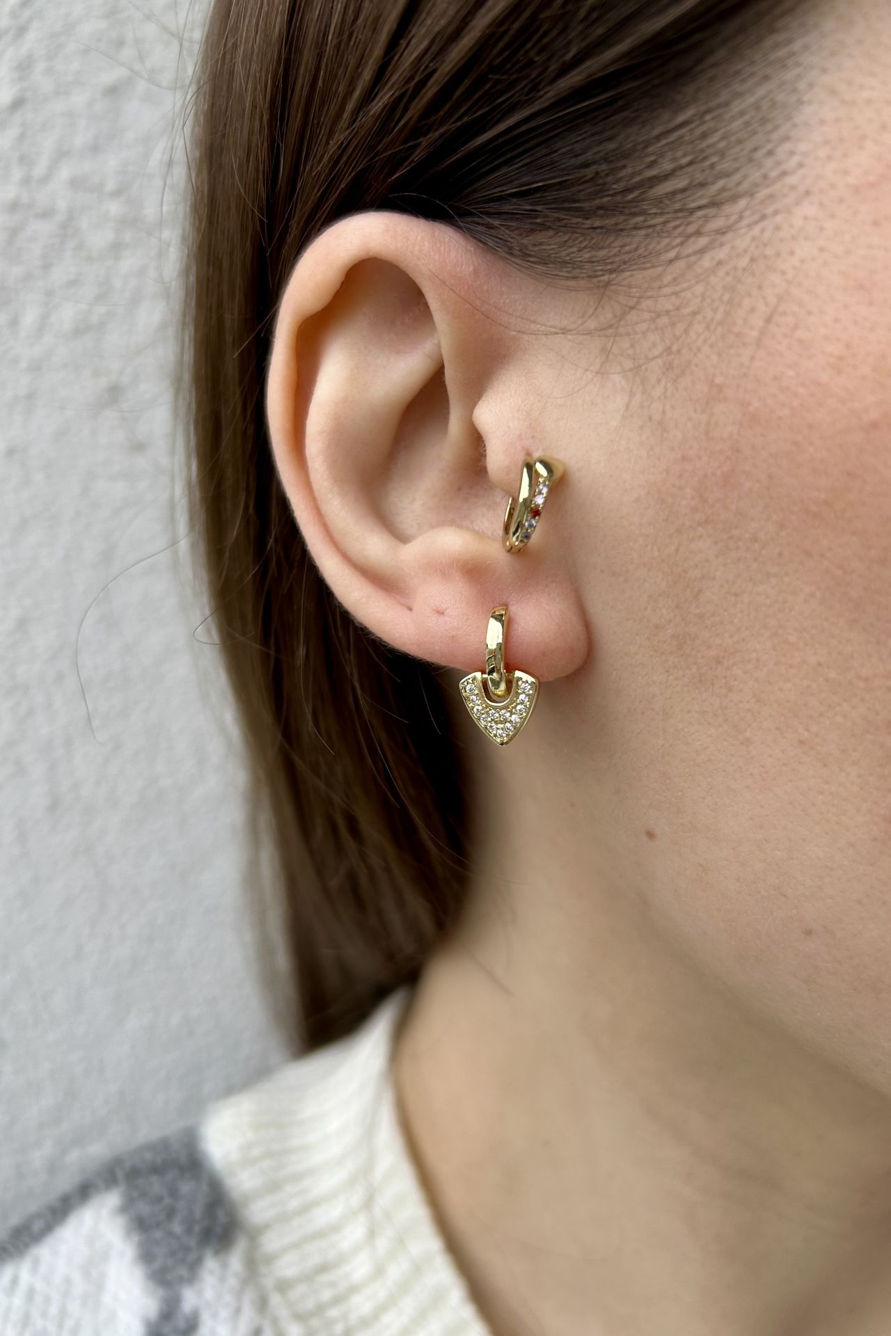 Gömme Taşlı Üçgen Pul Sallantılı Küçük Halka Küpe 14K