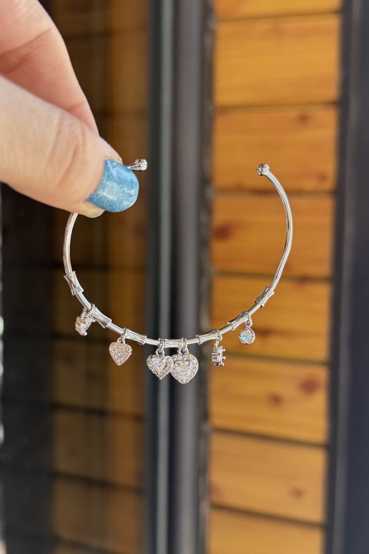 Zirkon Taşlı Sıra Kalp Charmlı İnce Yarım Bilezik