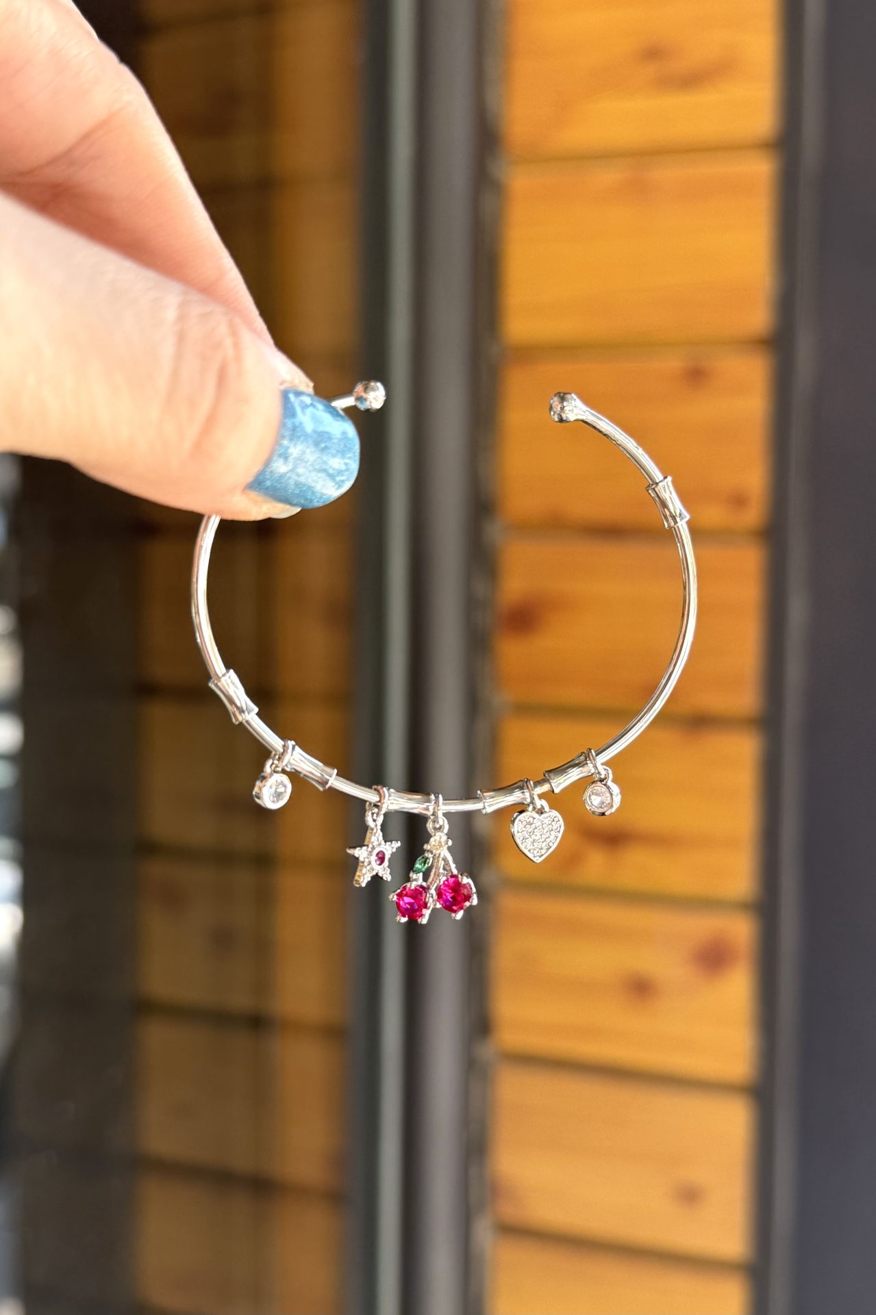 Zirkon Taşlı Kiraz Charmlı İnce Yarım Bilezik