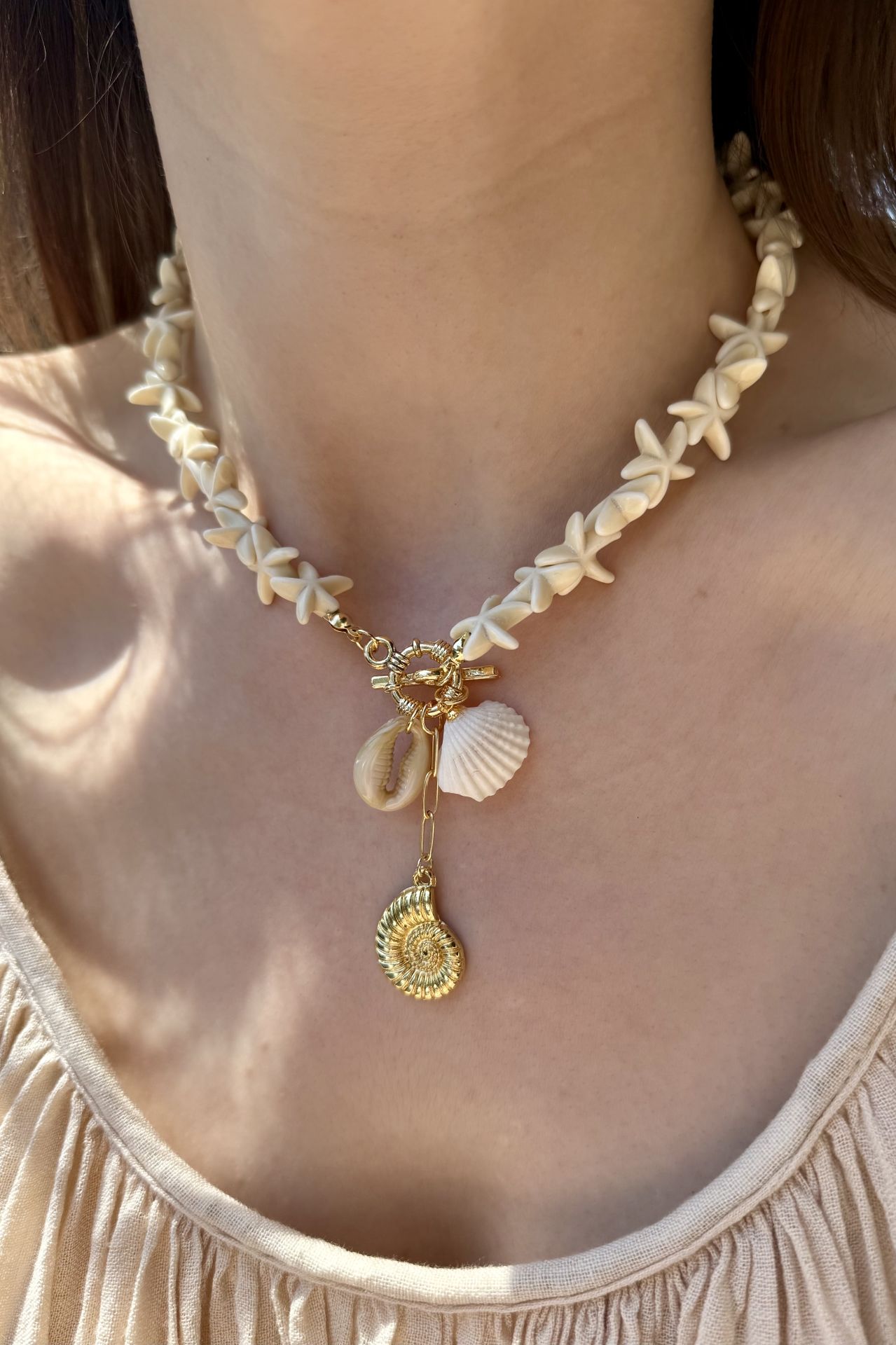 İstiridye Charmlı Sıra Yıldız Kolye