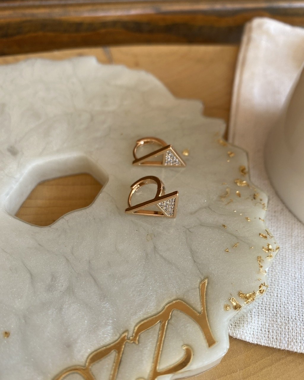 VIP Seri Zirkon Taş Üçgen Detaylı Küçük Halka Küpe